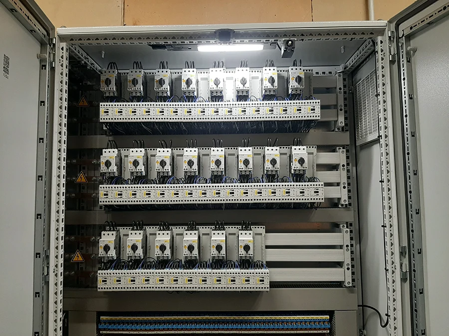 Schaltschrank mit mehreren Sicherungen und Verdrahtungen