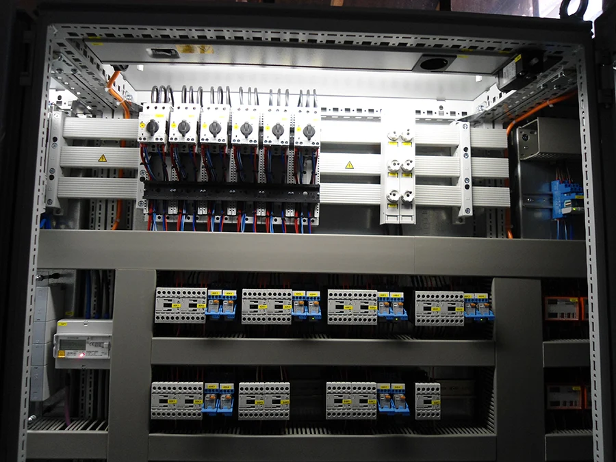 Schaltschrank mit elektrischen Komponenten und Verdrahtung, Detailansicht