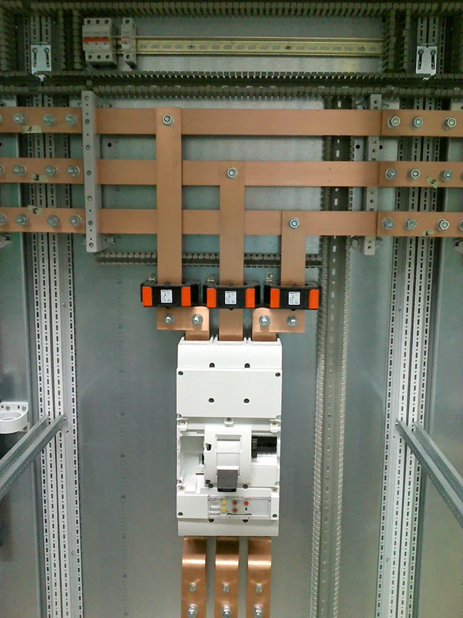 Schaltanlage mit Kupferschienen und Leistungsschalter, Detailansicht.webp