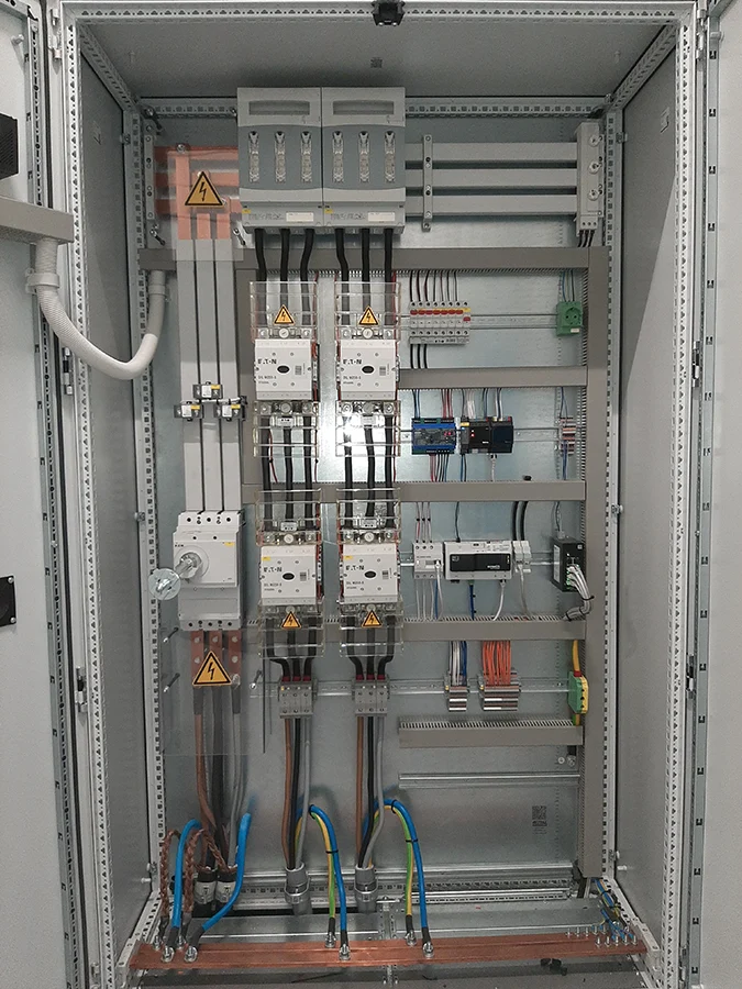 Schaltschrank mit elektrischen Komponenten und Verdrahtung