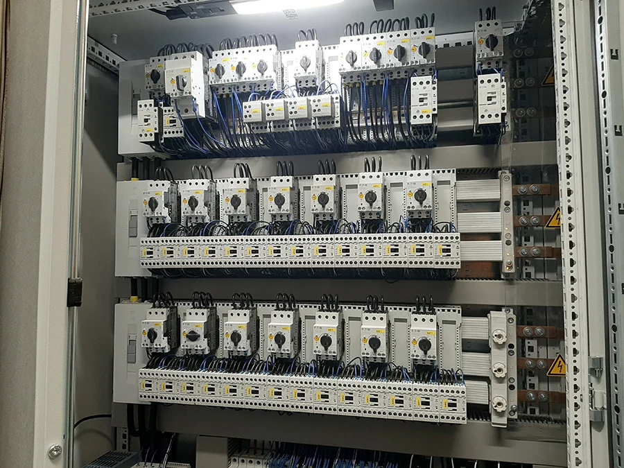 Schaltschrank mit elektrischen Komponenten und Verdrahtung
