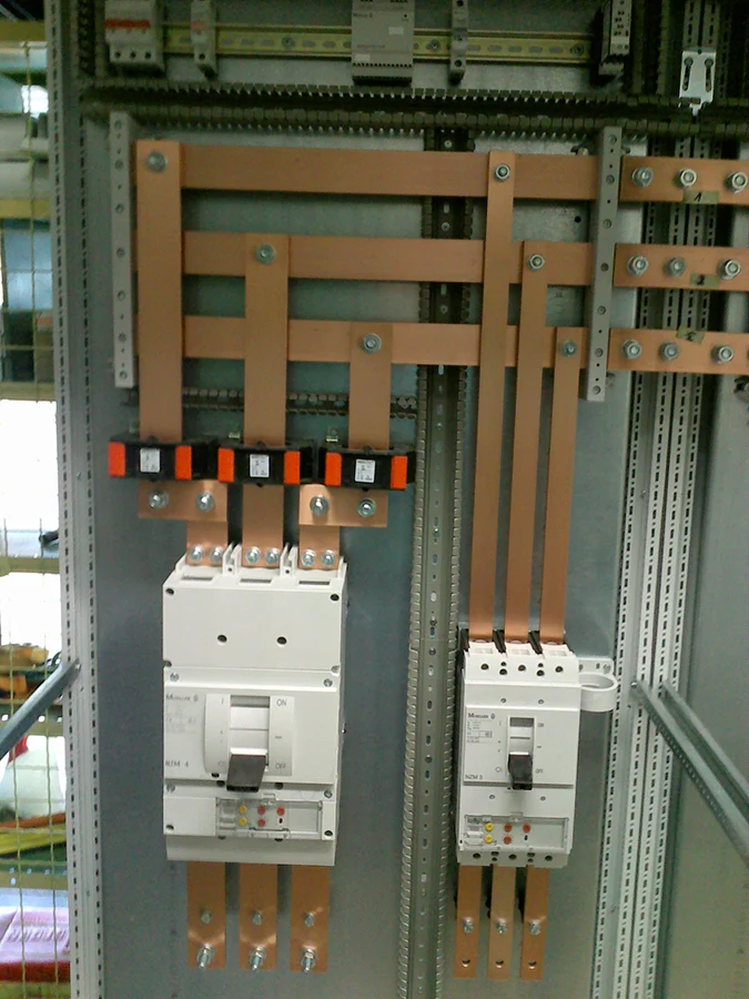Schaltschrank mit Kupferschienen und Leistungsschaltern, Detailansicht der elektrischen Verdrahtung